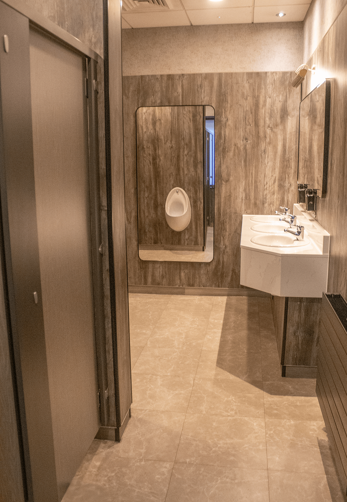 Leonardo Hotel Cubicle + Urinal